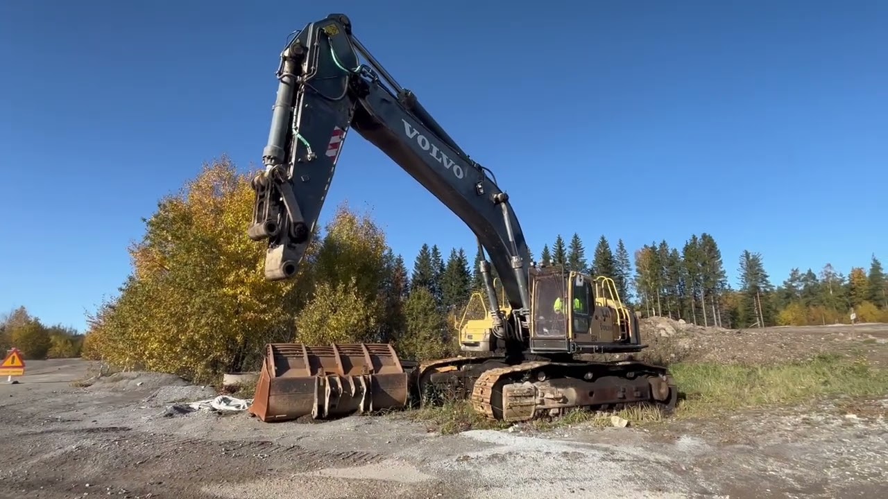 K&ouml;p Gr&auml;vmaskin Volvo EC700B p&aring; Klaravik