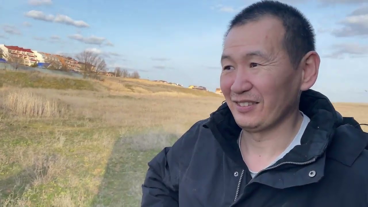Строим леваду для наших лошадей.