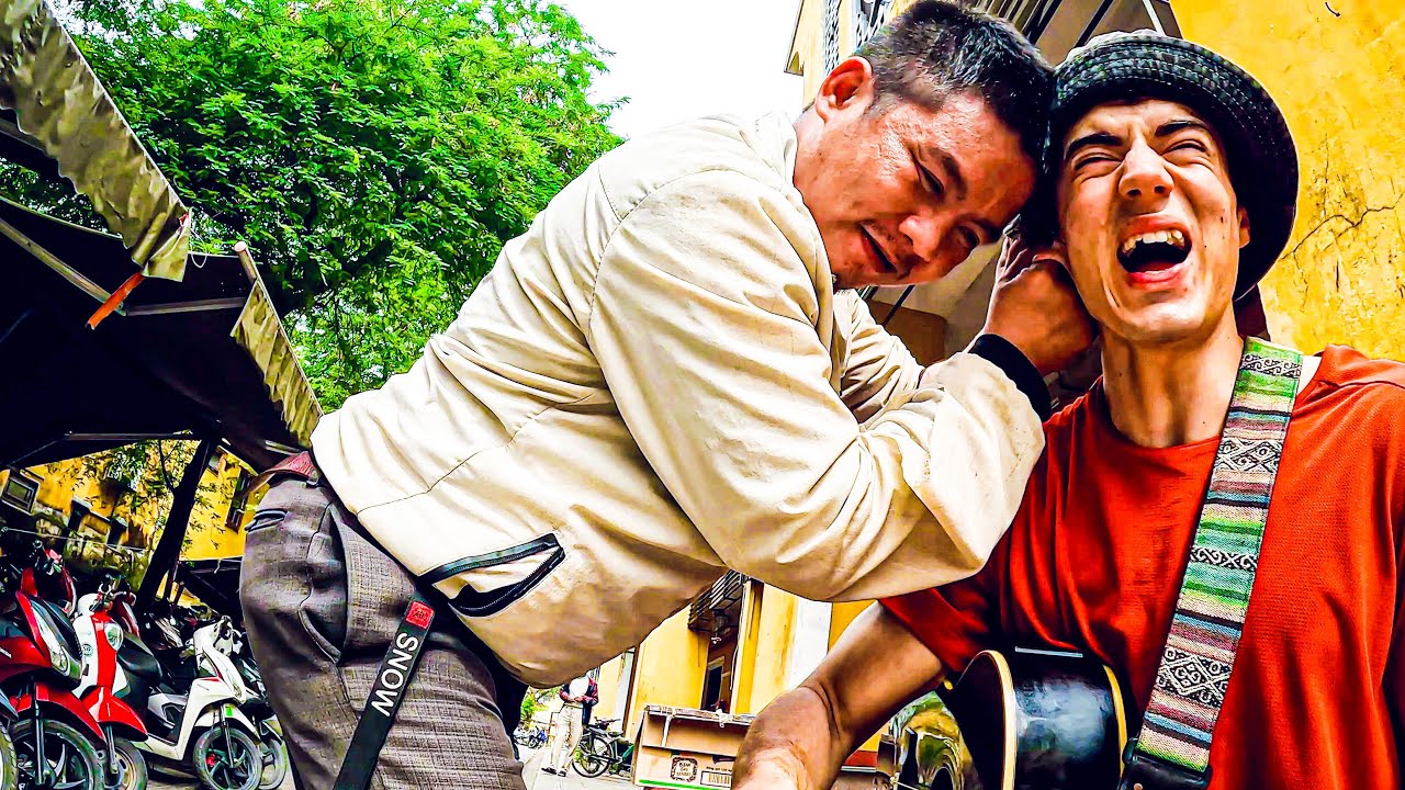 I Got a Street Massage While Playing Guitar 🇻🇳 | Massage Vỉa Hè Hội An