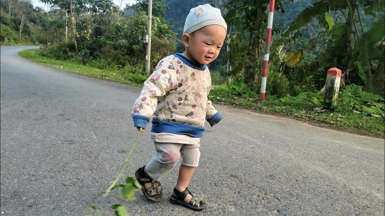 Mother and child dig up bamboo shoots at the beginning of the season to sell | Đặng Thị Thủy