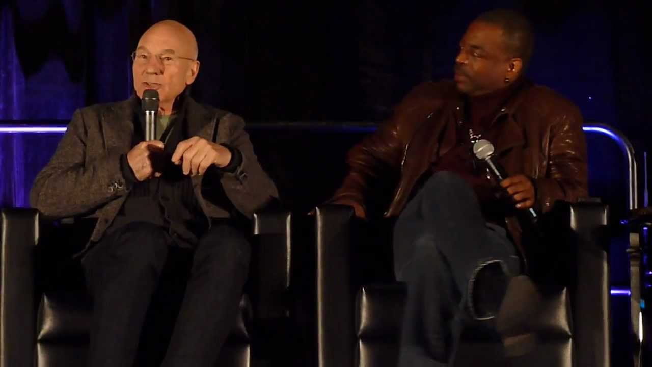 Trek TNG-Toronto 2013-Levar Burton and Patrick Stewart kiss.  For real.