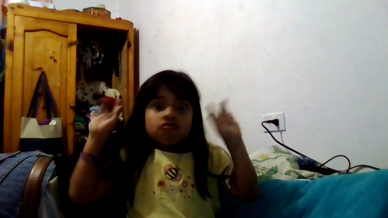 Ni&ntilde;a se cree modelo