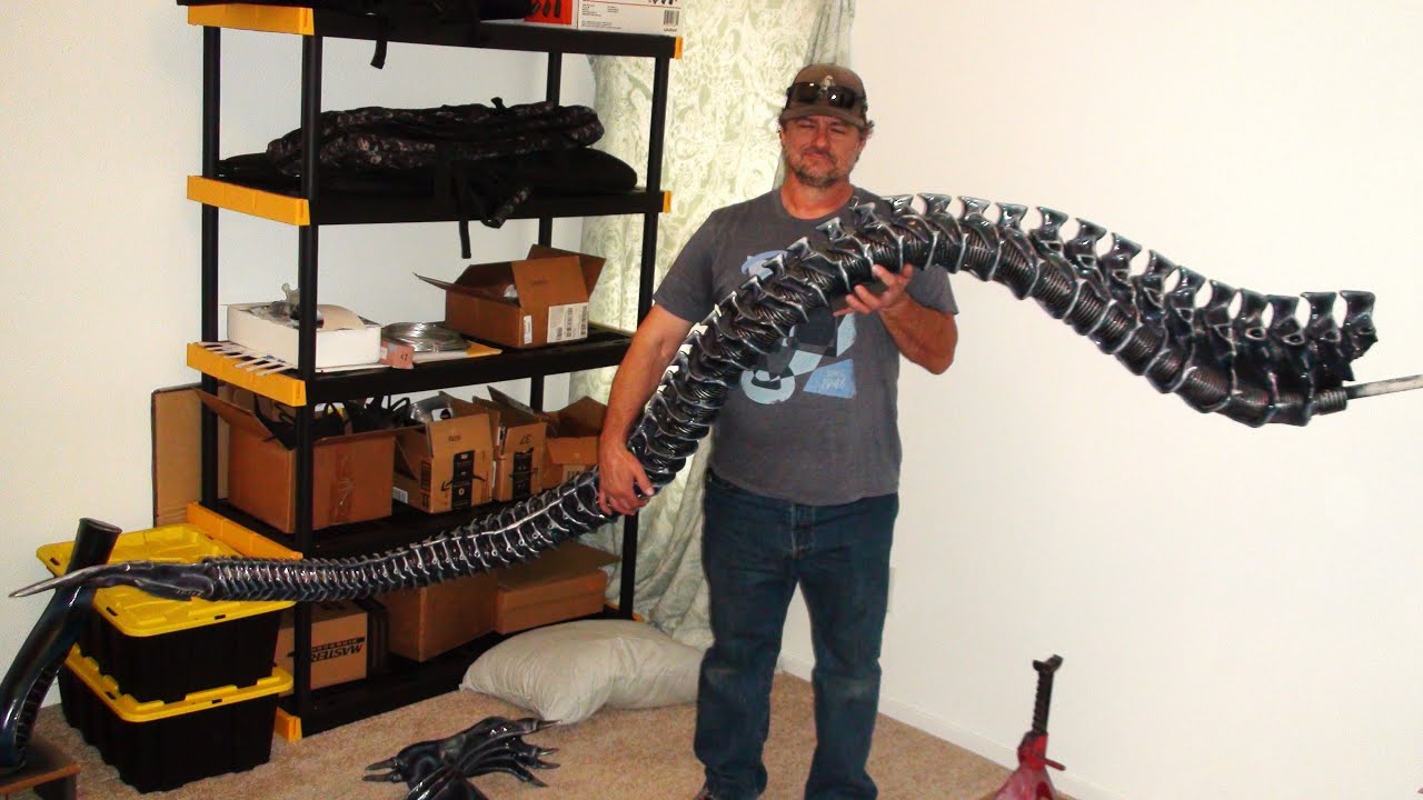 Mounting A 17ft Alien (Xenomorph) To The Ceiling #aliens #aliensmovie