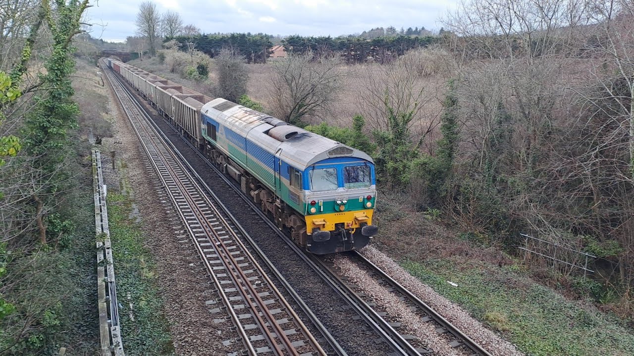 Lunchtime trains At Mill Lane Bridge, Bedhampton, 09-01-2026. 