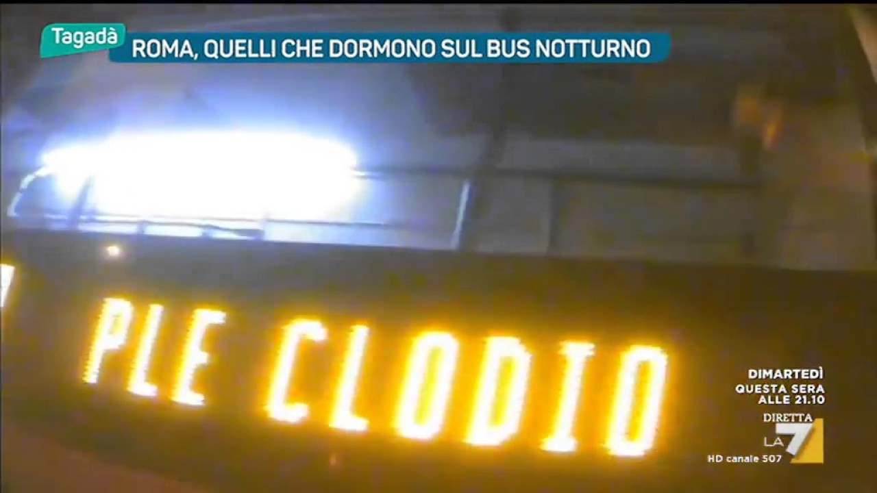 Roma, quelli che dormono sul bus notturno