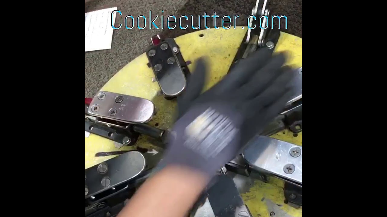 Daisy Cookie Cutter 3.25 in B19