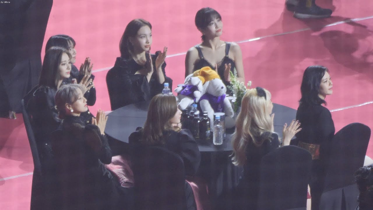 트와이스(TWICE) 오프닝 MC(김희철,조보아,신동엽) 멘트 듣는 리액션 [4K] Cam