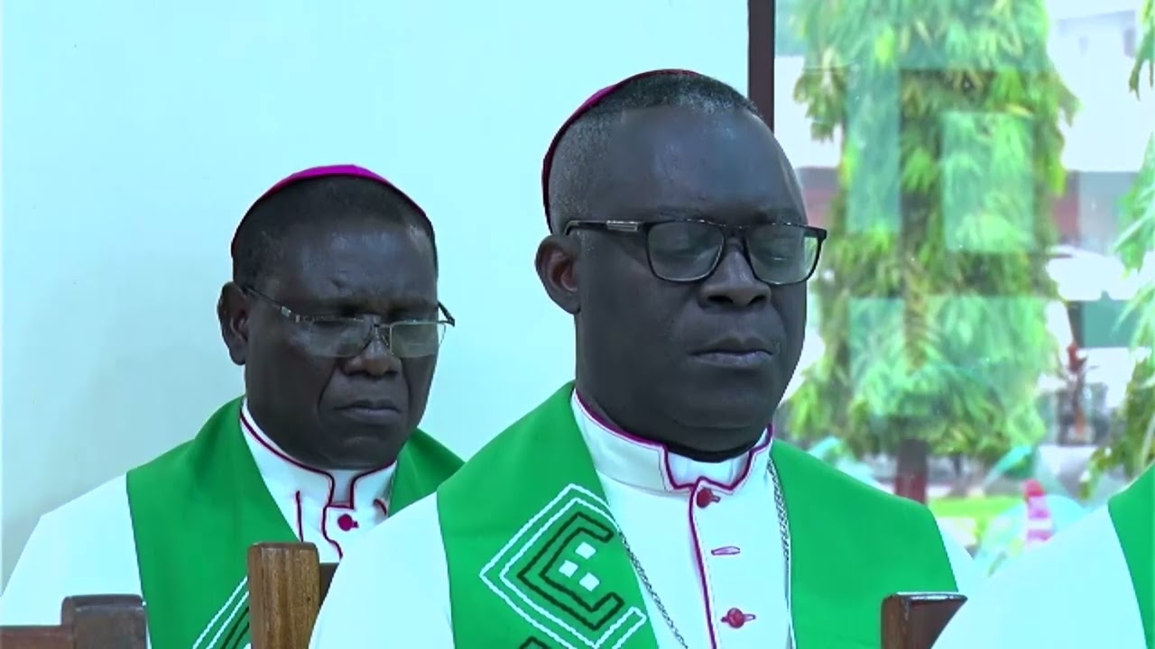 Les hommes politiques, à chacun sa part. Suivez Mgr Oscar Nkolo ( évêque de Mweka).