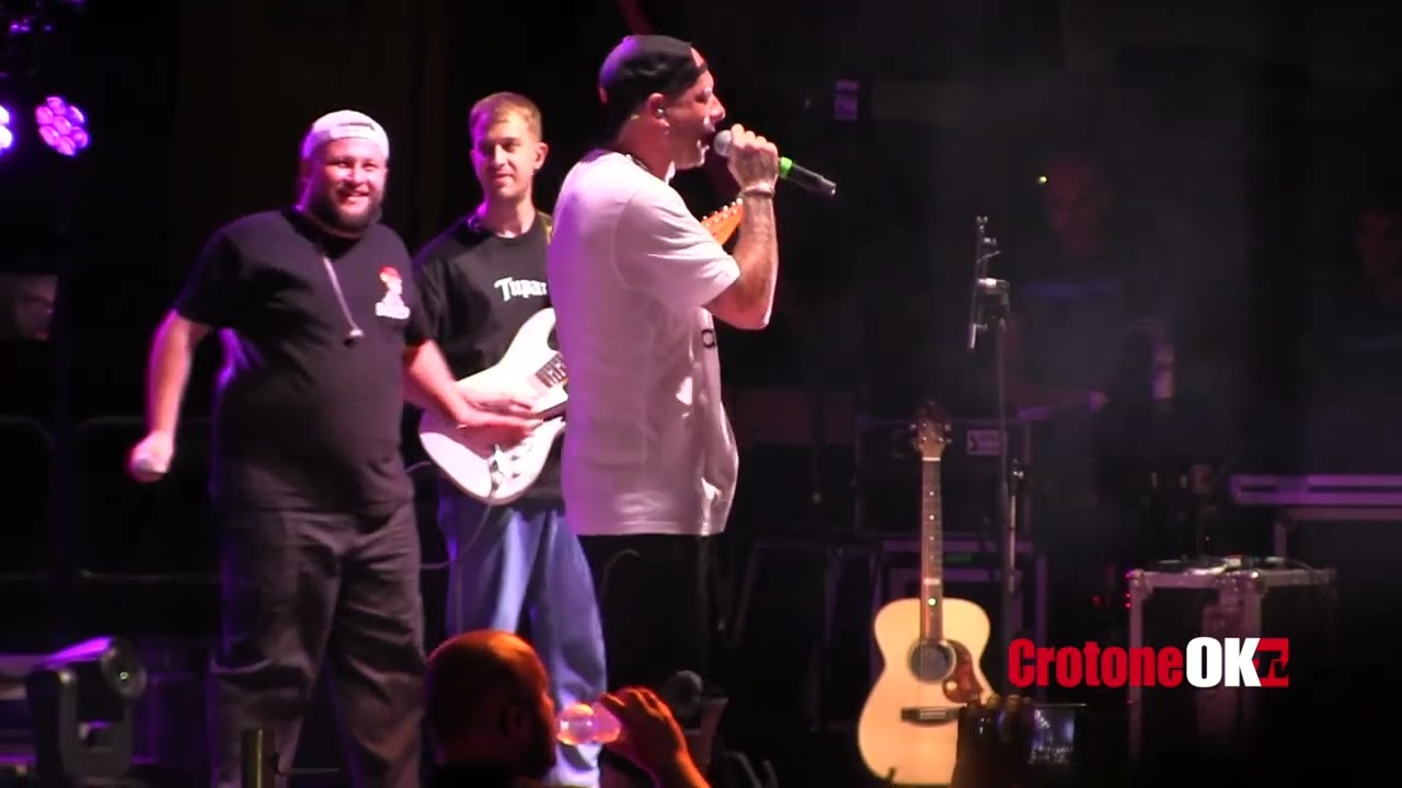 Clementino a Crotone omaggia Rino Gaetano con Gianna