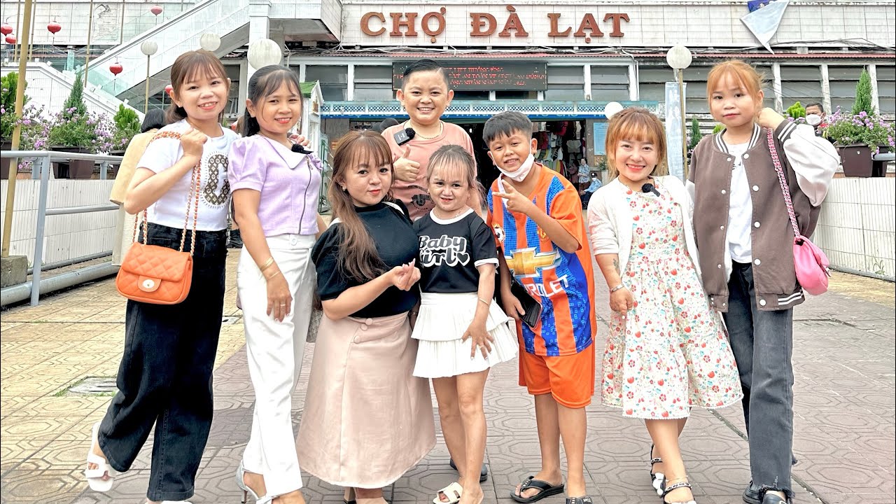 Một Ngày Ở Đà Lạt Của Câu Lạc Bộ Bé Bỏng. Đi Ăn Bánh Ướt Lòng Gà Dạo Chợ Đà Lạt. || Ut Mini.