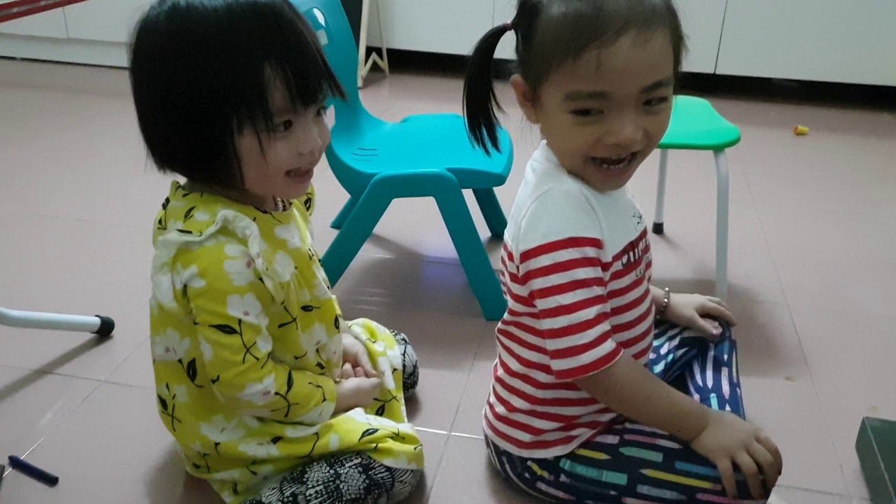2 chị em đấm lưng cho nhau