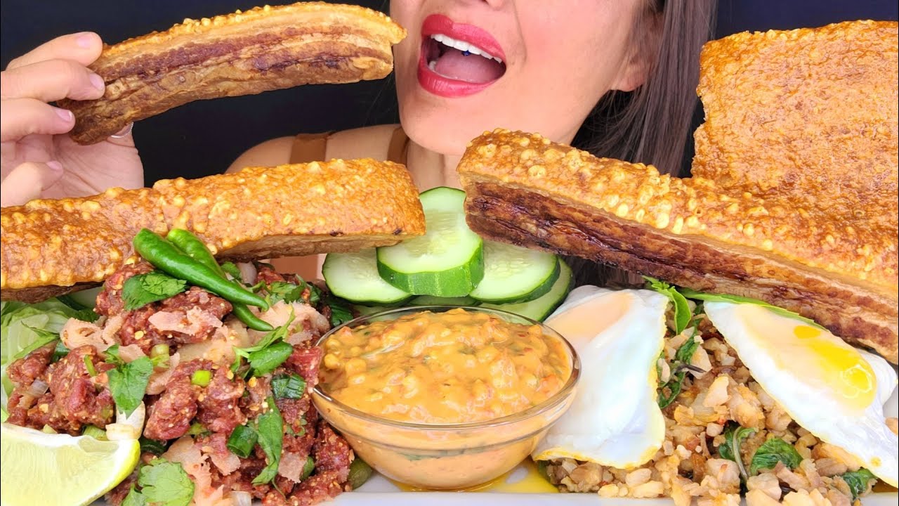 PORK PAD KRA PAO WITH SUNNYSIDE UP EGGS, FRIED PORK BELLY & SPICY BEEF LARB ASMR MUKBANG CRUNCHY