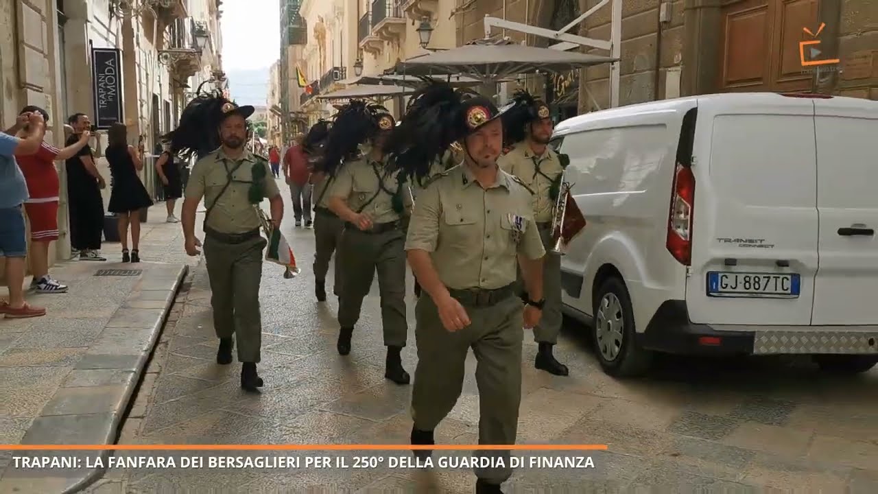 Trapani: La Fanfara dei Bersaglieri sfila per il 250° della Guardia di Finanza