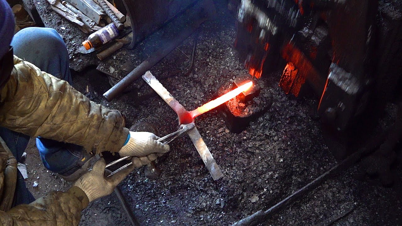 процесс изготовления сельскохозяйственных орудий (вил). Старая кузница в Корее.