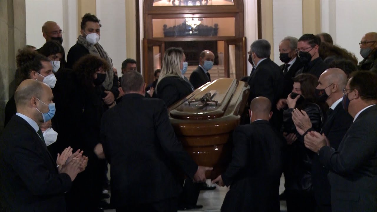 Aplausos a la llegada de los restos de Pascual Gónzalez a la capilla ardiente