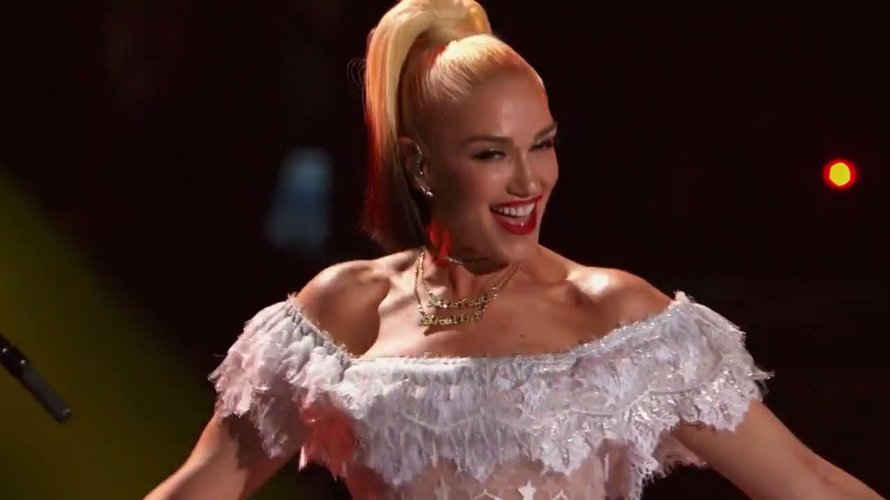 Blake Shelton & Gwen Stefani Performing 
