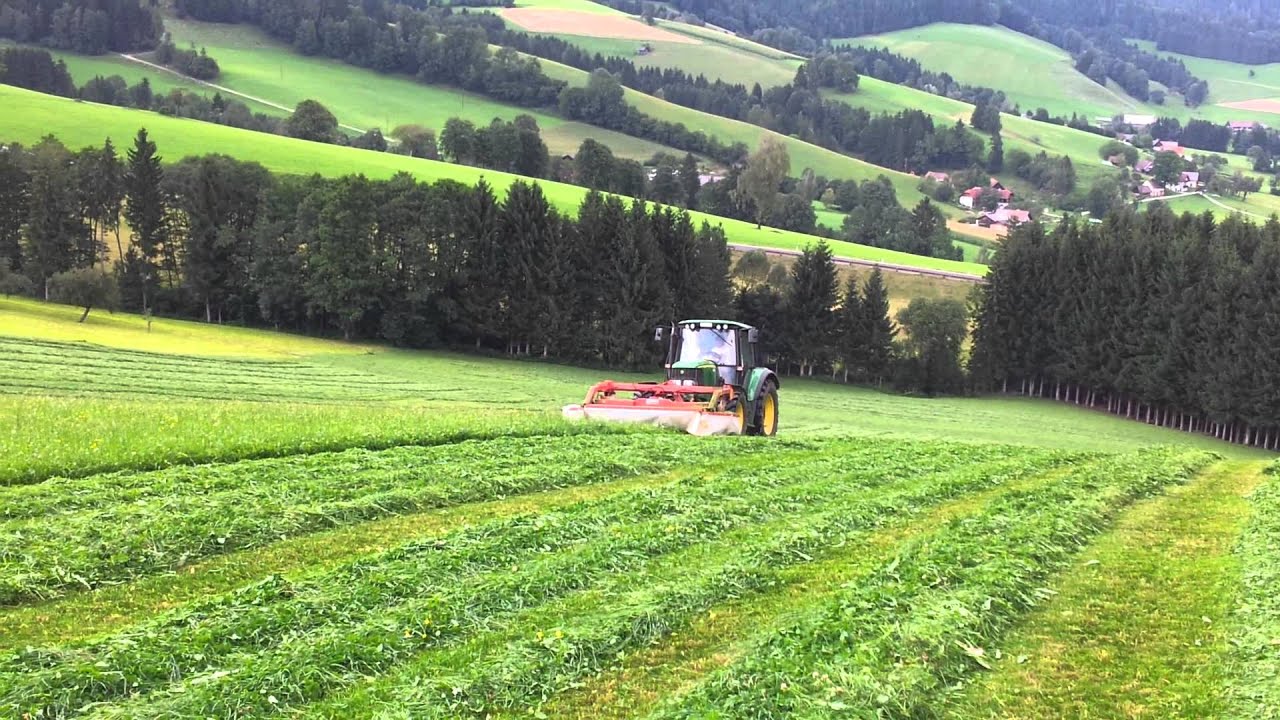 John Deere 6120 mit Kuhn Mähkombination