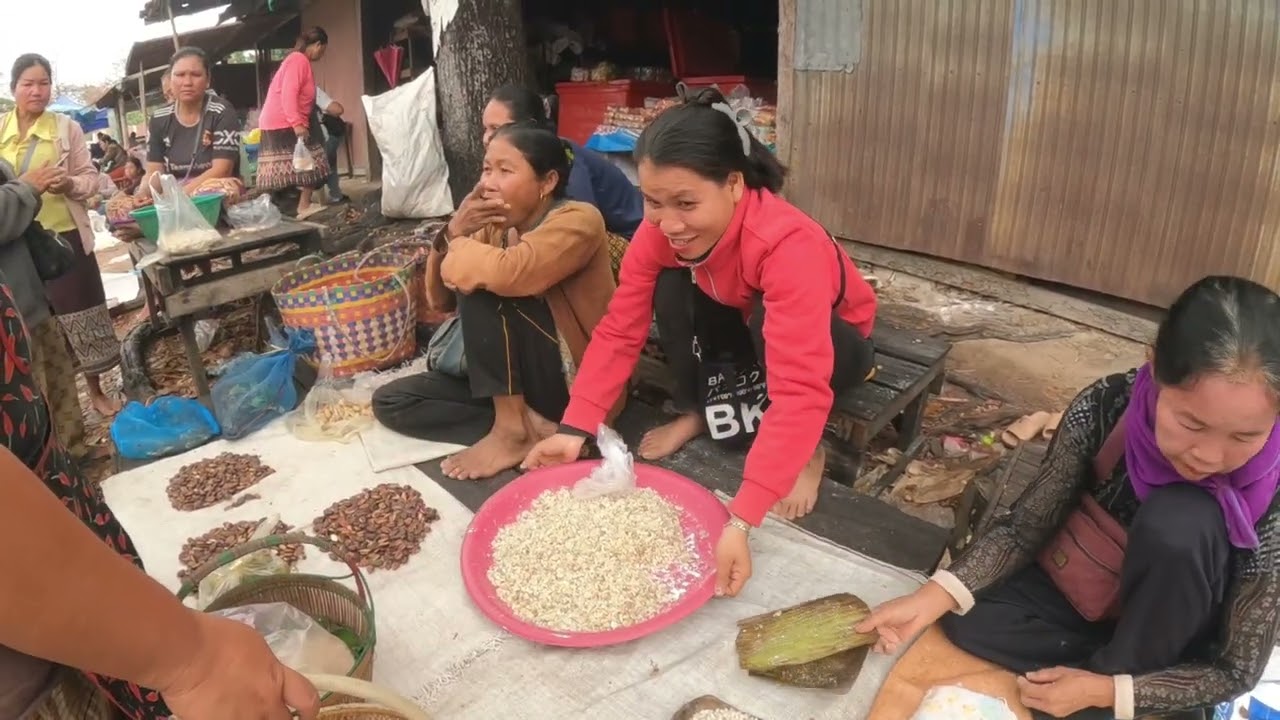 ช่องทางมิตรภาพไทย-ลาวตลาดช่องตาอู สปป.ลาว ในวันที่ฝนตก