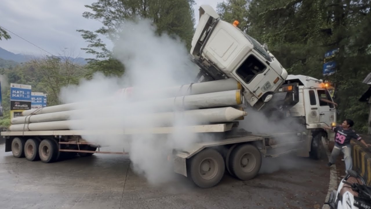 Ganas, Truk Trailer Muatan Paku Bumi Tabrak Beton Pembatas di Sitinjau Lauik