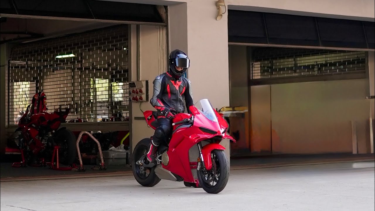 Episode 31 - Second track day at BIC ft. Training with the boys.