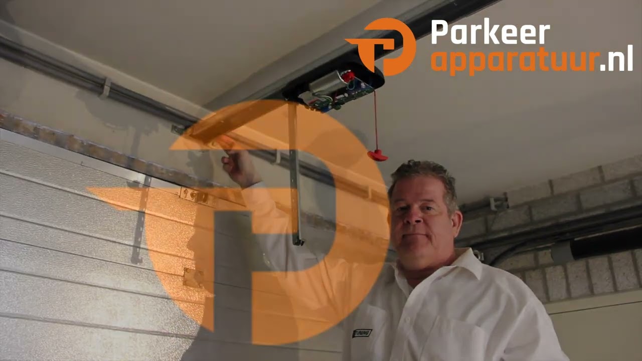 Replacing a garage door operator is an easy job. / Een garagedeur-aandrijving vervangen is simpel.