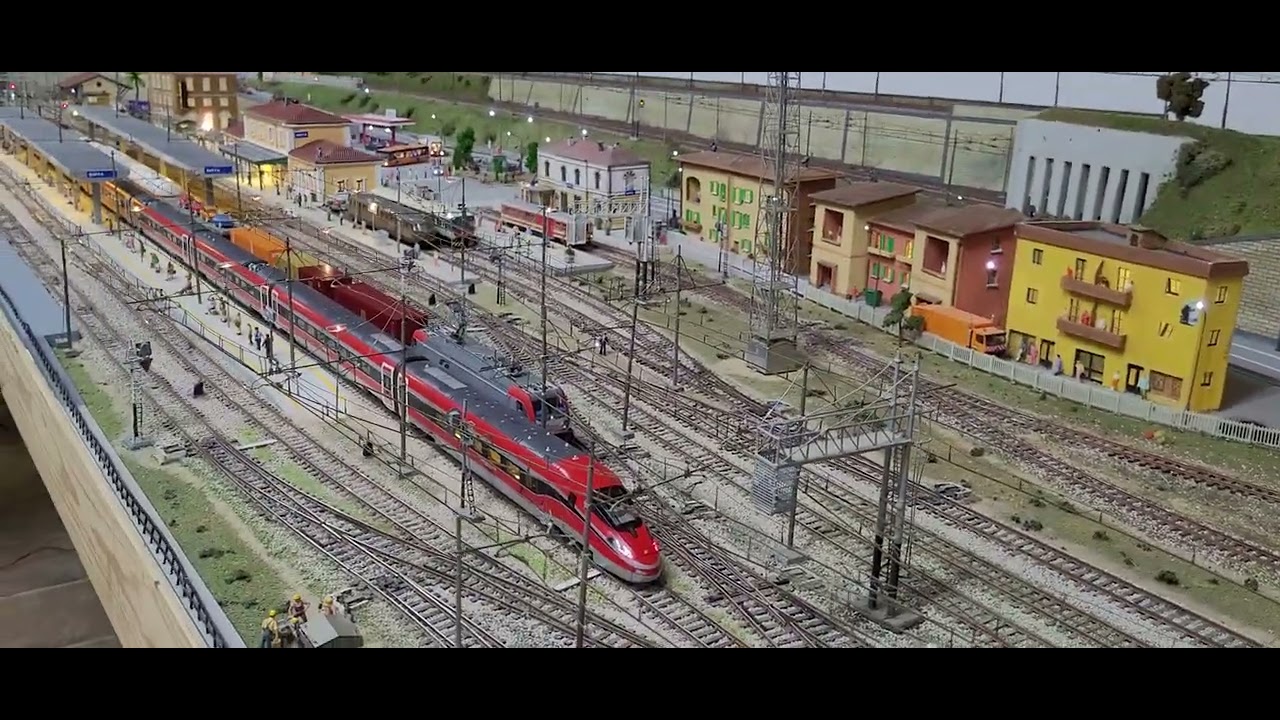 FRECCIAROSSA 1000 ACME e merci con locomotiva MERCITALIA PiKo.
