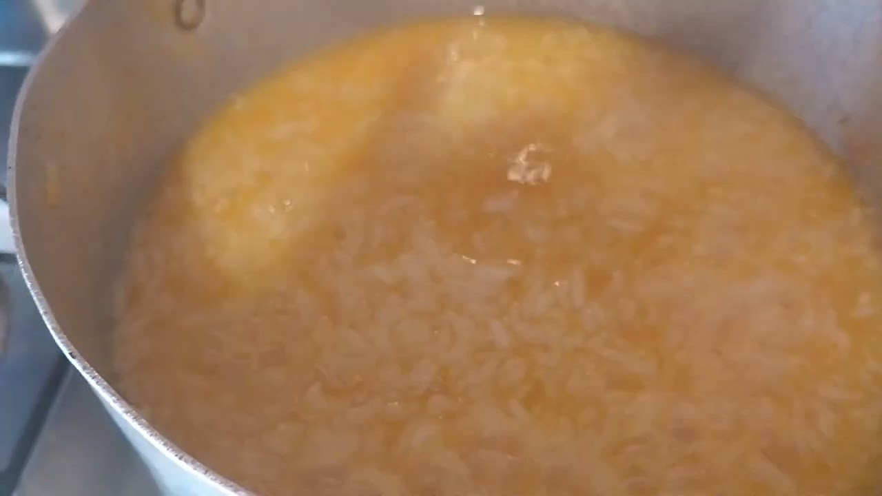 O almoço de hoje de uma carne guisada um arroz e feijão e um macarrão
