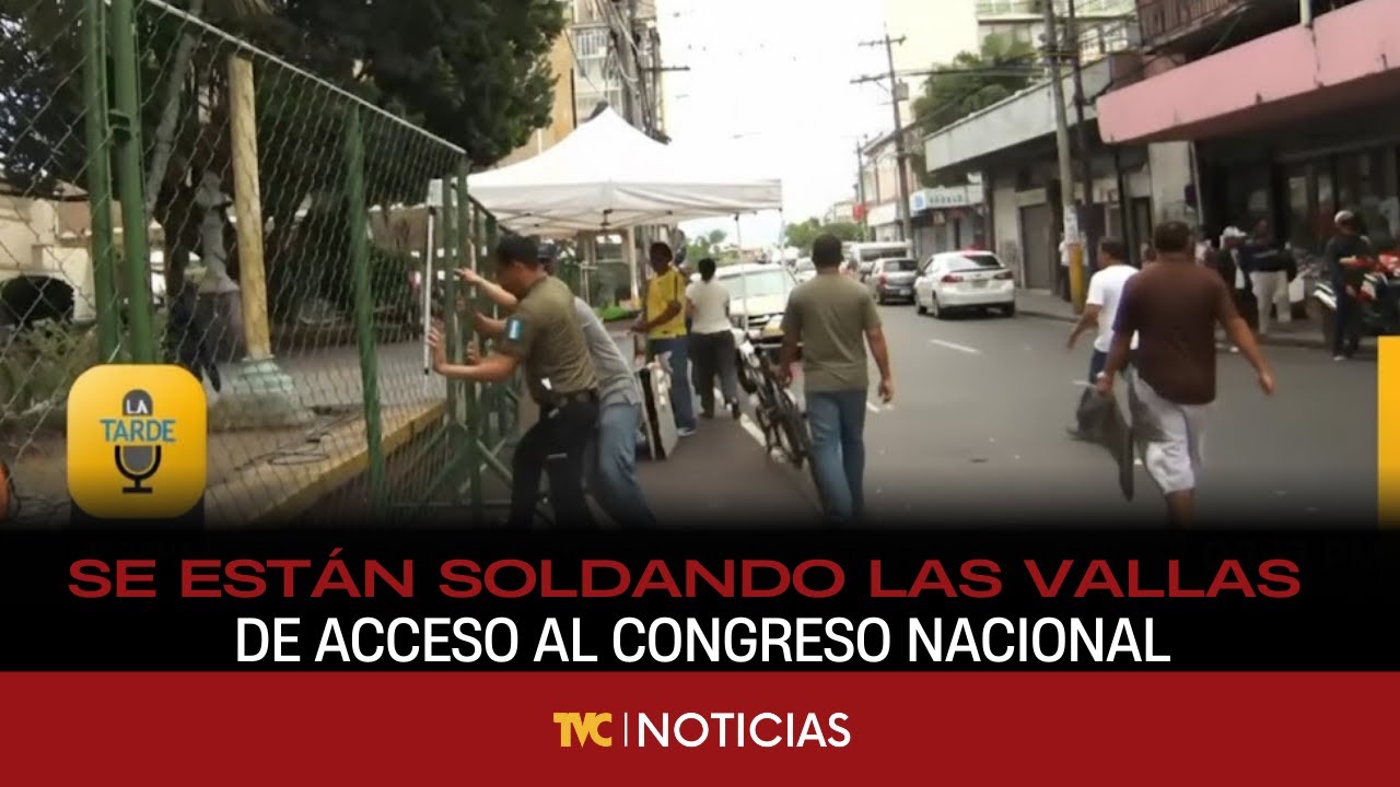Personal de mantenimiento del congreso está soldando las vallas en acceso al congreso