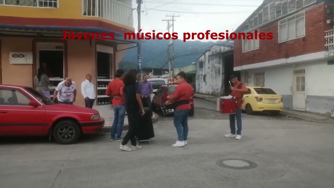 Jóvenes músicos profesionales cantando en la ciudad muical de Ibagué.