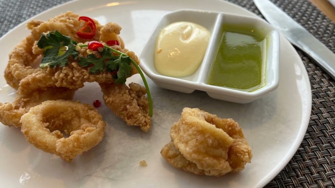 Qantas Sydney First Class Lounge tour September 2023