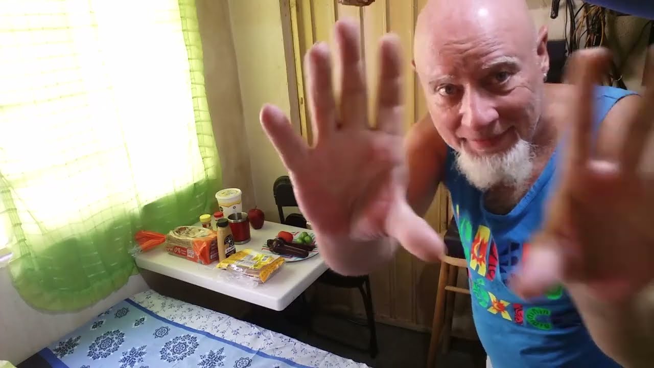 A ver, como come el AcaPulKero en su pequeña casita...