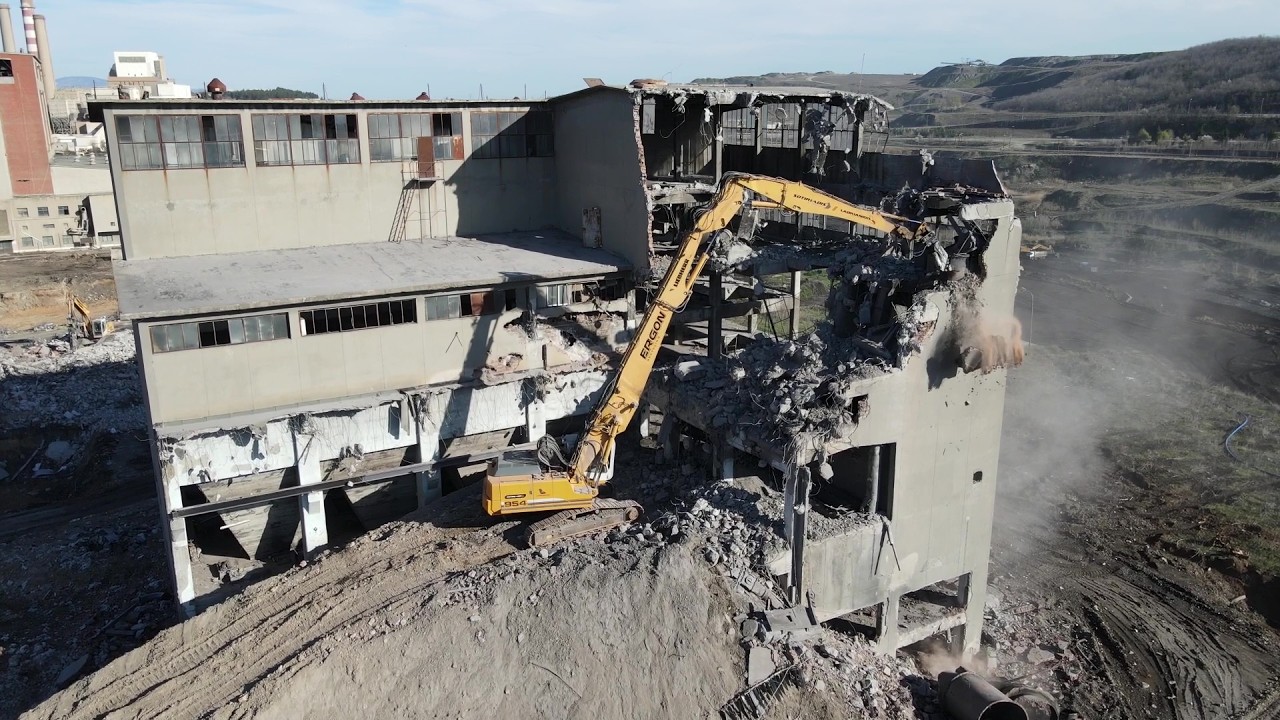 Liebherr 954 Long Reach Excavator Demolishing 50m Industrial Building - Sotiriadis/Labrianidis