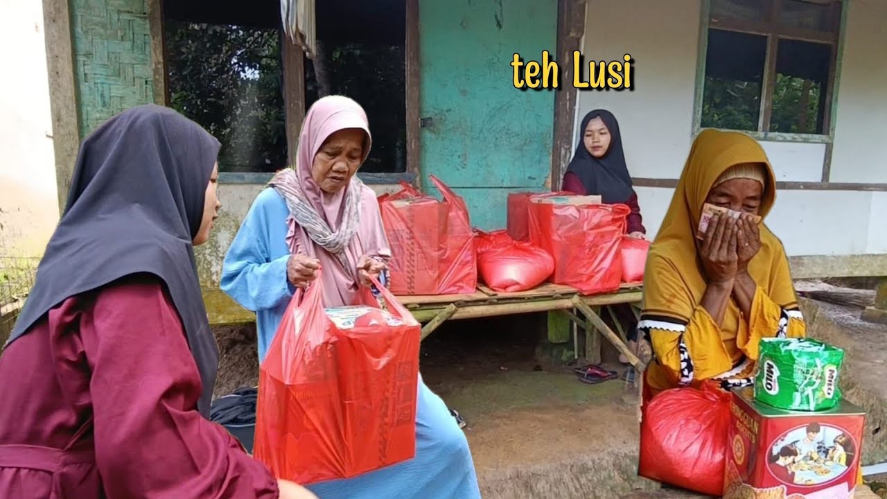 MENGHARUKAN ! BERSAMA TEH LUSI KITA BAGIKAN PAKET BELANJAAN DARI SINGAPURA