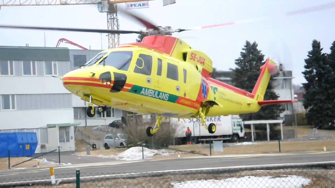 Ambulanshelikoptern lyfter