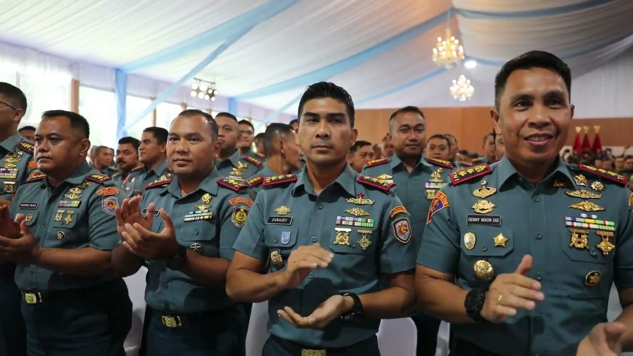 Momen Presiden Prabowo Disambut Mars TNI saat Beri Pengarahan di Istana Bogor