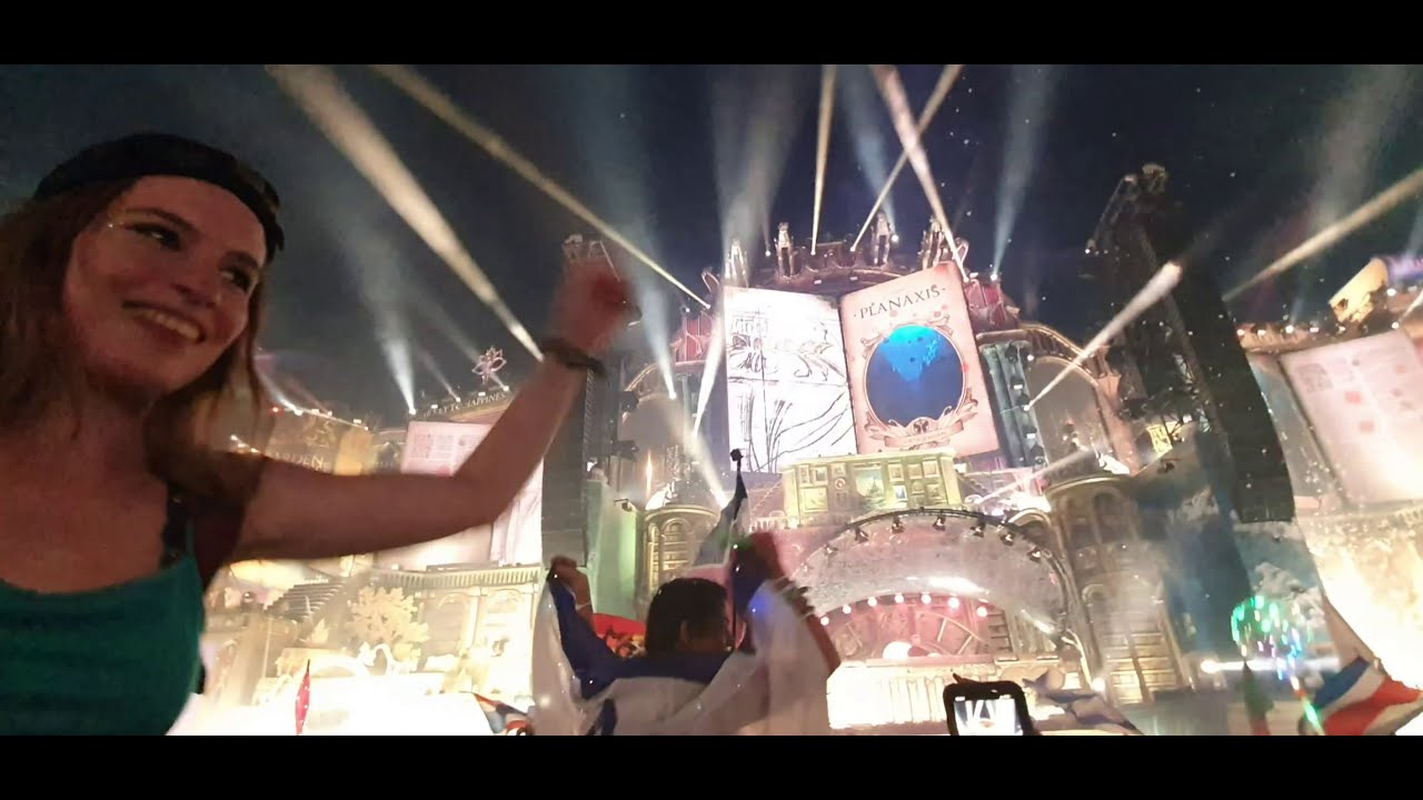 Armin van Buuren, MEGA-FINALE @ Tomorrowland 2019 W1 -  Mainstage in the crowd at the front
