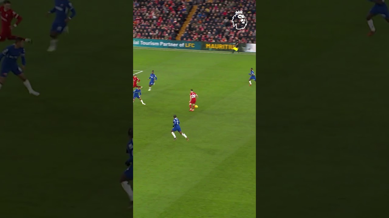 Diogo Jota dribbles through the defence & scores!
