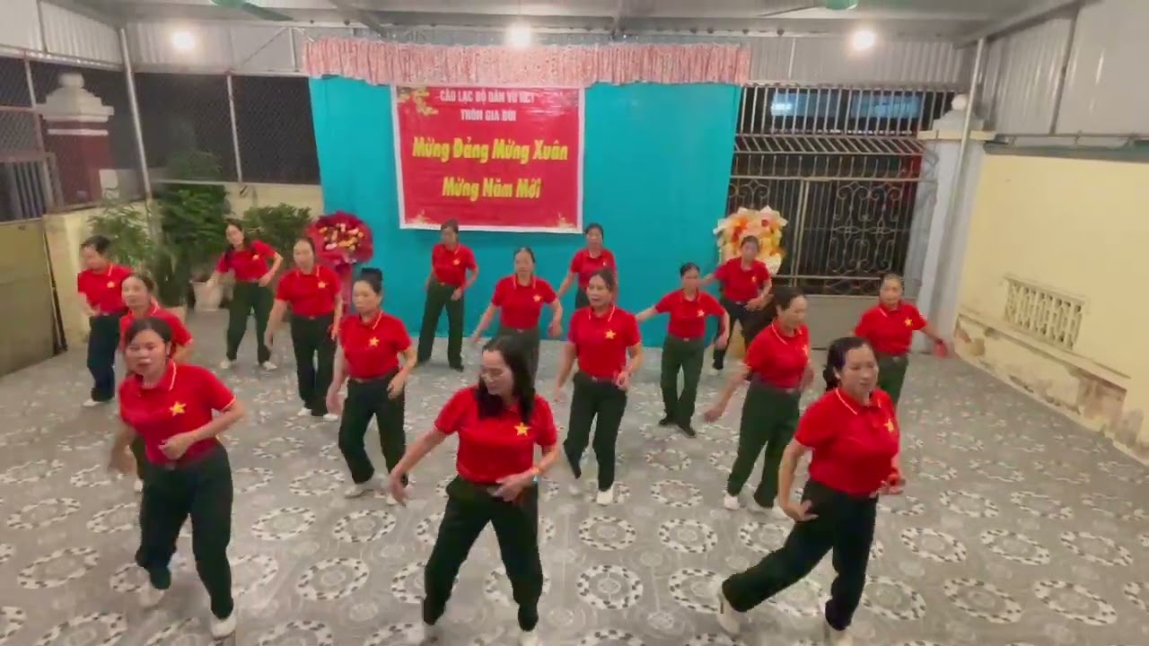 CLB dân vũ người cao tuổi thôn Gia Bùi chào mừng Đảng CSVN 