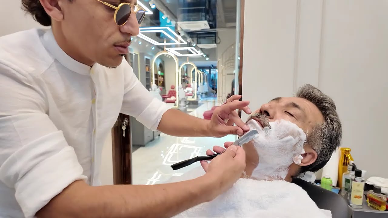 A RELAXING MASSAGE FOR ME FROM MY BARBER FRIEND IN HIS SALON