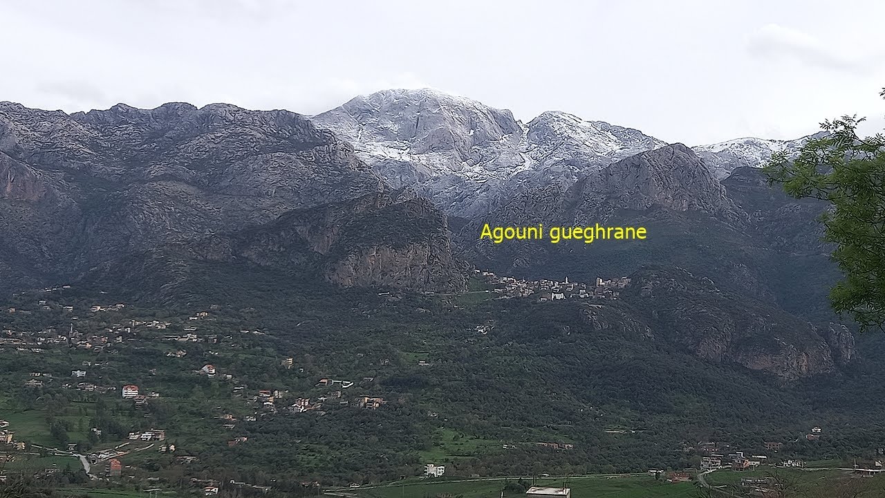 La Neige Sur Les Hauteurs , Vu Sur Les Rivières De Djurdjura Qui se Jette Dans Le Barrage Taksebt