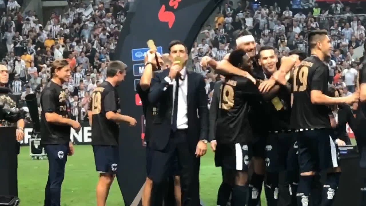 El momento que Rayados levanta el título de campeón de Concacaf