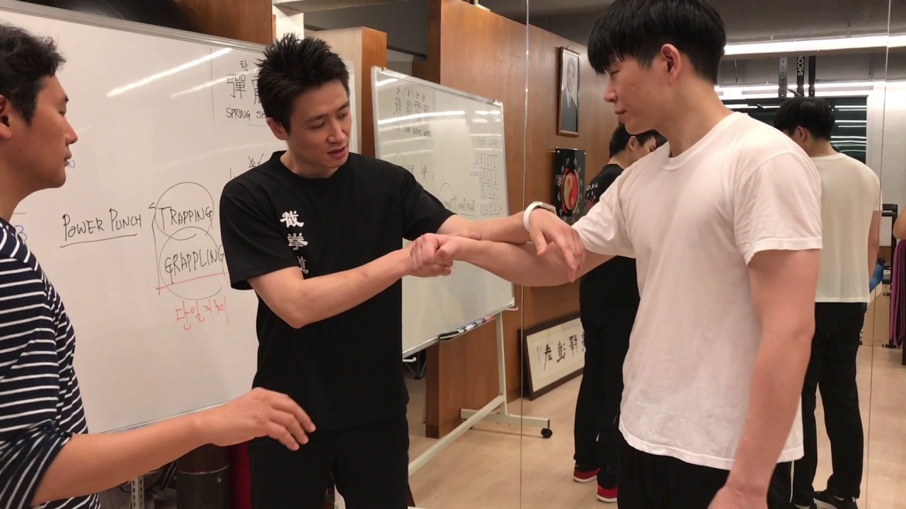 JEETKUNEDO (JKD) : Power Punch in Grappling range basic