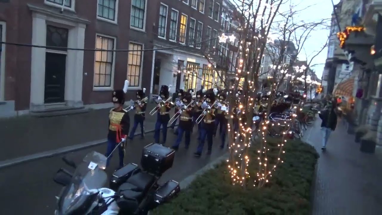Koninklijke Militaire Kapel Johan Willem Friso marcheert van Koninklijke stallen naar Paleis