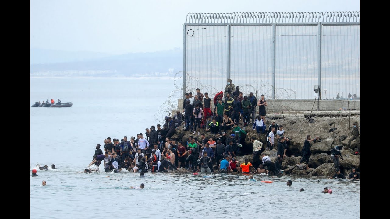 Migrantai Seutos pakrantėje vaikomi guminėmis lazdomis ir dūminėmis bombomis