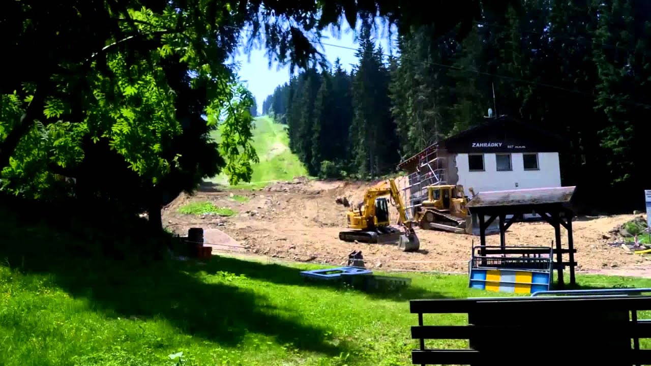 Stavba čtyřsedačkov&eacute; lanovky ZAHR&Aacute;DKY EXPRESS SkiResortu ČERN&Aacute; HORA - PEC