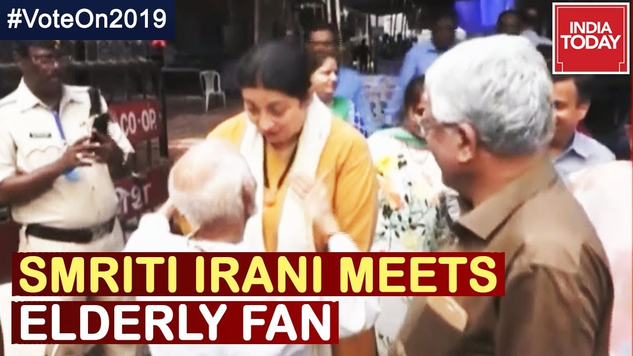 Smriti Irani Meets Elderly Admirer, Travels From Amethi | Watch