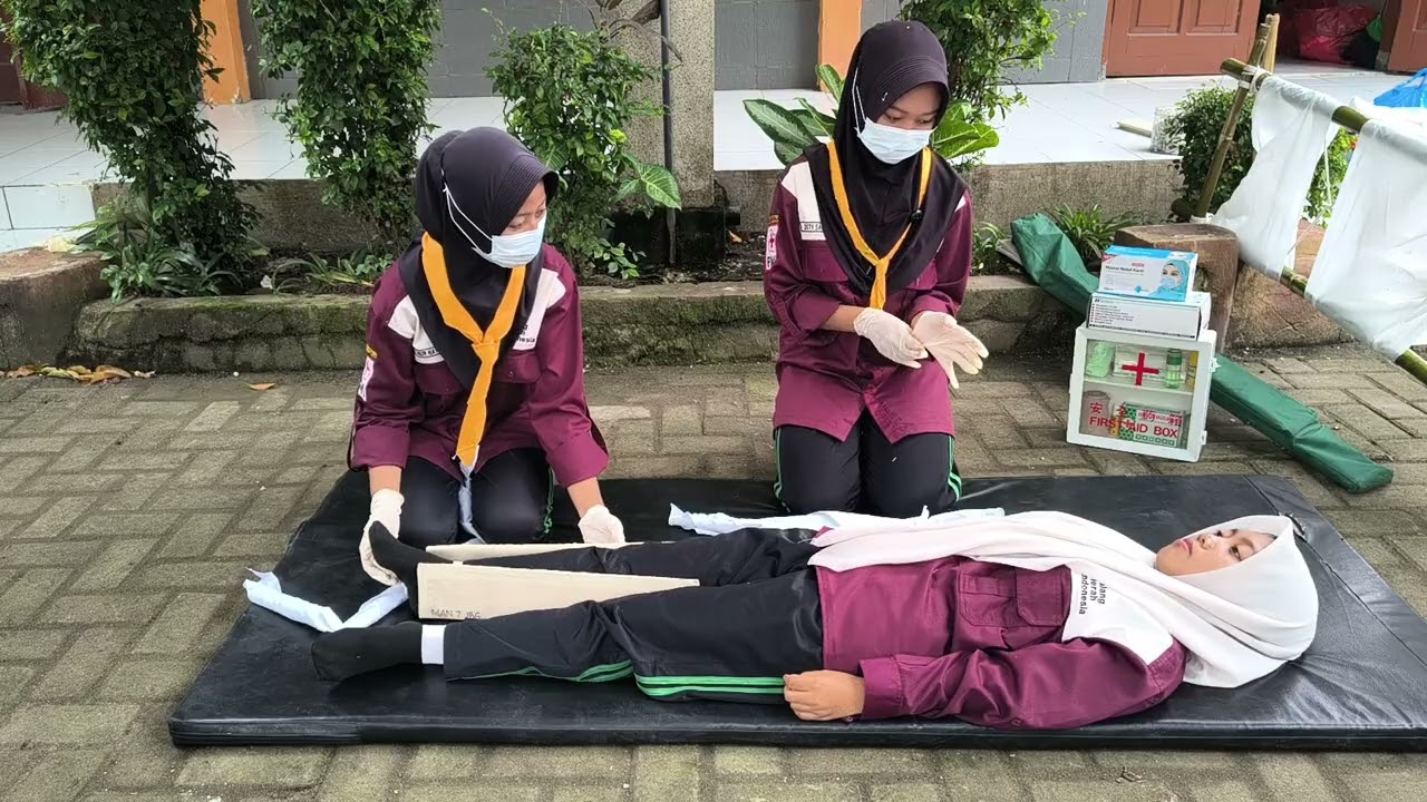 Lomba pembidaian dan pertolongan pertama - PMR WIRA_MAN 7 JOMBANG