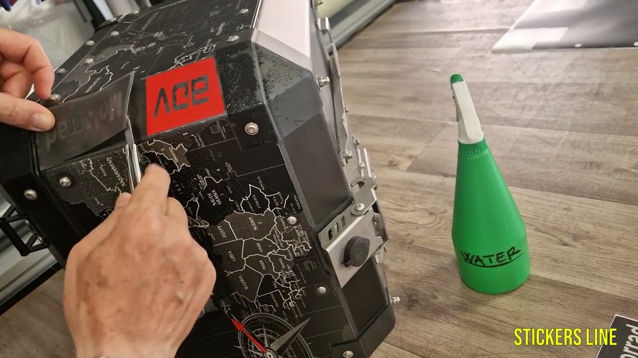 Applicazione adesivi Stickers Line su top case Frenk Castle 48 LT