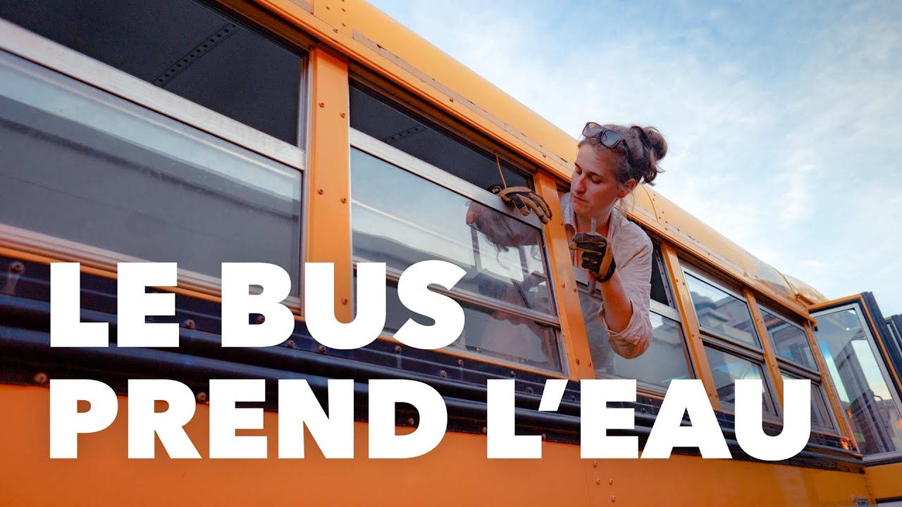 🚌 💦FUITES D'EAU ! 😰ON ENLÈVE toutes LES FENÊTRES - Conversion de notre bus scolaire #24