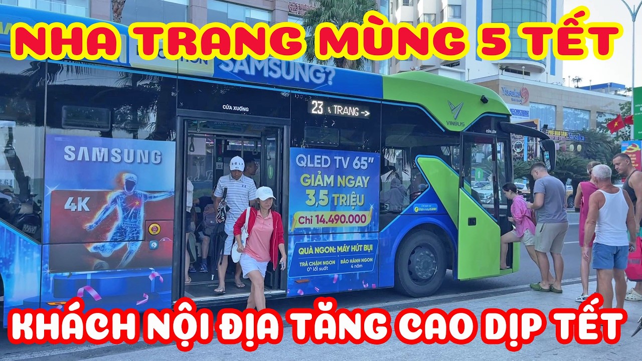 NHA TRANG CHIỀU MÙNG 5 TẾT - ĐƯỜNG PHỐ VÀ BIỂN NHỘN NHỊP DU KHÁCH VUI CHƠI
